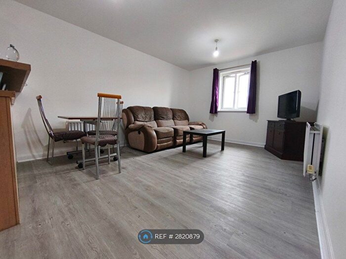 2 Bedroom Flat To Rent In Brunel Crescent, Swindon, SN2