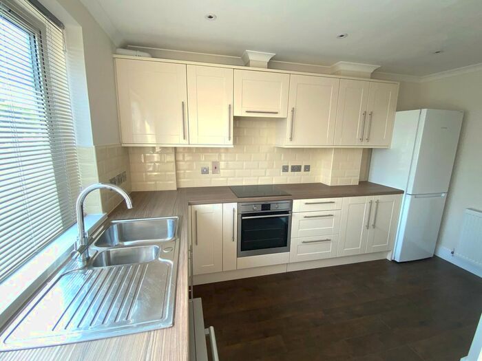 2 Bedroom Flat To Rent In Thaynesfield, Potters Bar, EN6