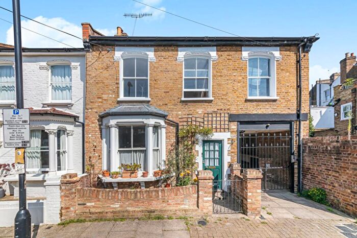 2 Bedroom Flat For Sale In Elfort Road, Islington, N5