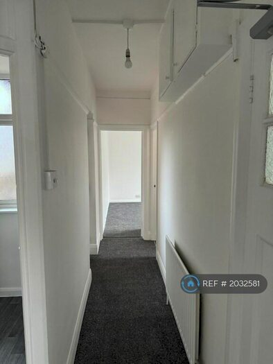 2 Bedroom Flat To Rent In Warwick Court, London, N11