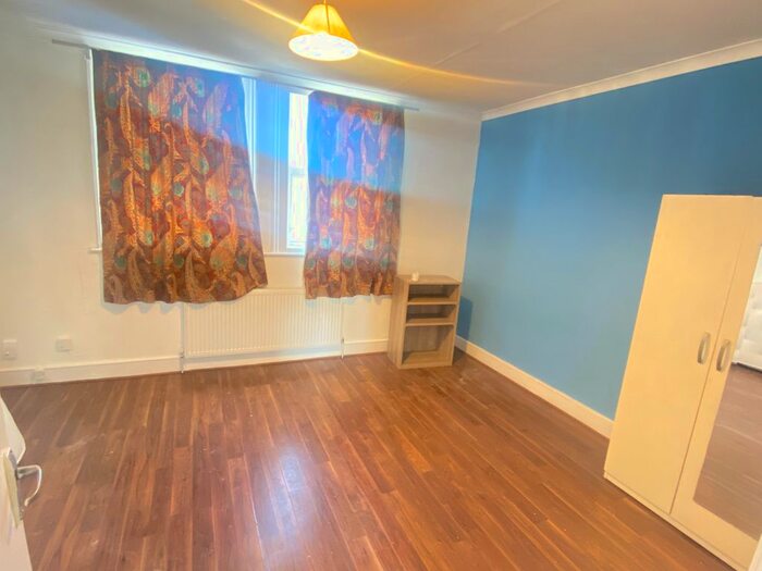 3 Bedroom Flat To Rent In Upper Tooting Road, London, SW17