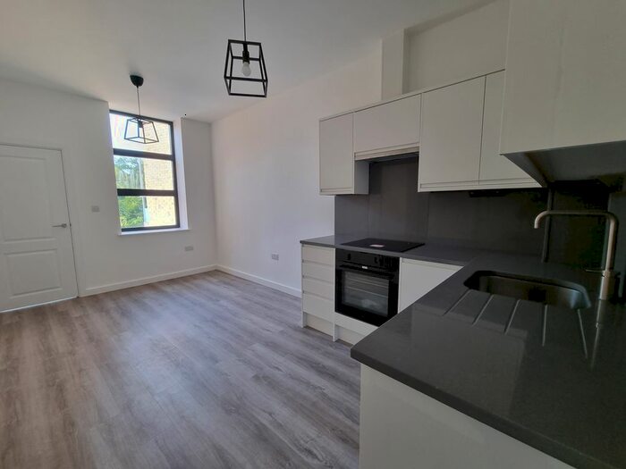3 Bedroom Flat To Rent In Balham High Road, London, SW12