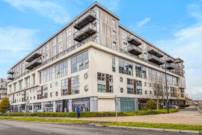 2 Bedroom Apartment To Rent In Paramount, SN1