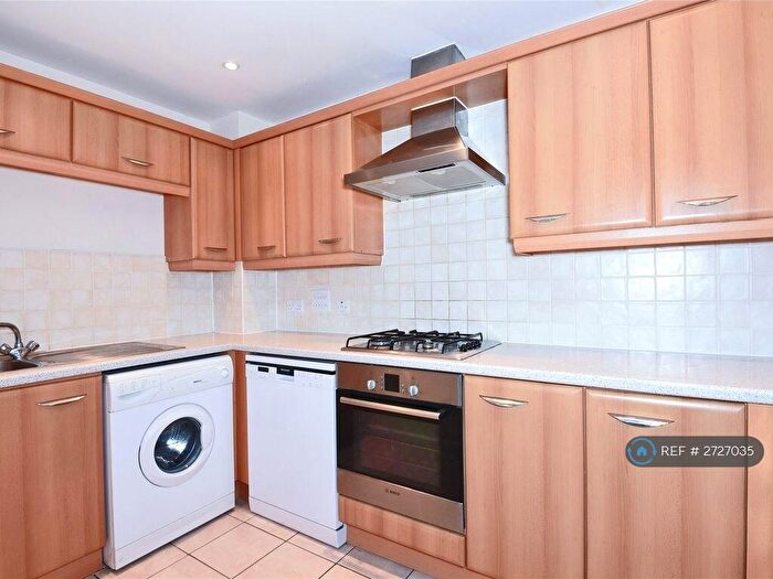 2 Bedroom Flat To Rent In Iliffe Close, Reading, RG1