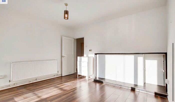 3 Bedroom Flat To Rent In Peckham Park Road, London, SE15