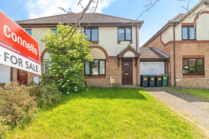 3 Bedroom Semi-Detached House For Sale In Pimpernel Grove, Walnut Tree, Milton Keynes, MK7