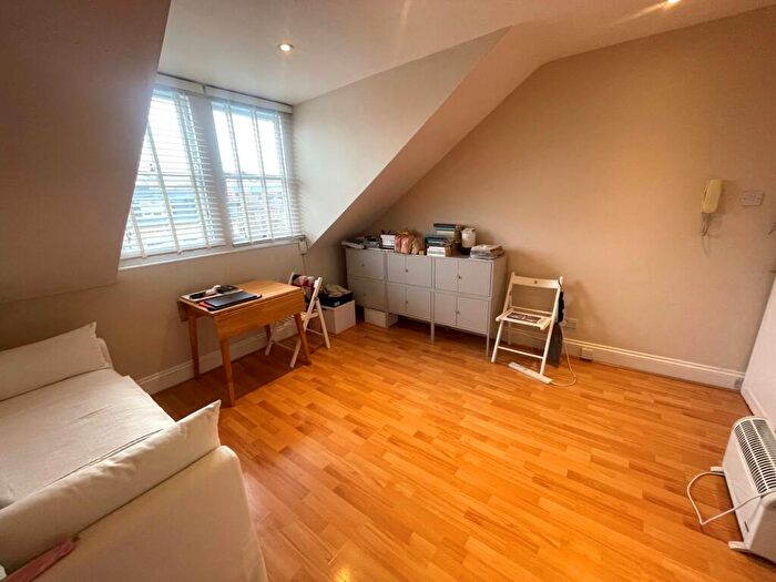 Flat To Rent In Somerfield Road, Finsbury Park, N4