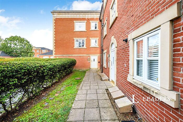 2 Bedroom Flat To Rent In Talfourd Way, Redhill, Patri, RH1