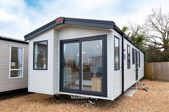 2 Bedroom Mobile/park Home For Sale In Manor Road, Hayling Island, PO11