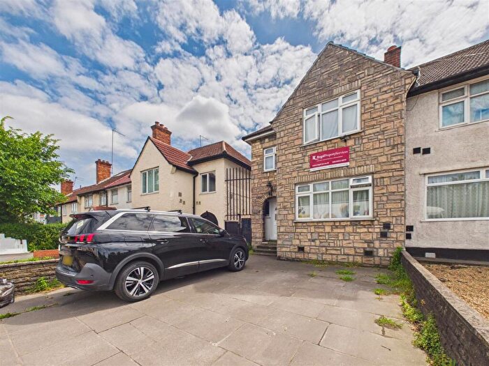 4 Bedroom End Of Terrace House For Sale In North Circular Road, London, NW2