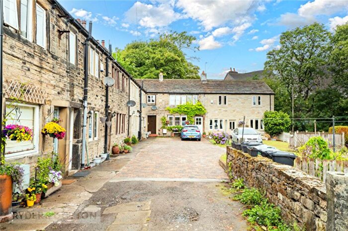 3 Bedroom Terraced House For Sale In Longcroft, Almondbury, Huddersfield, West Yorkshire, HD5