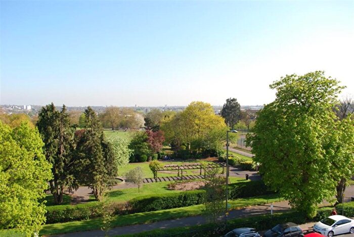 3 Bedroom Apartment To Rent In Highview House, Queens Road, Hendon, London, NW4