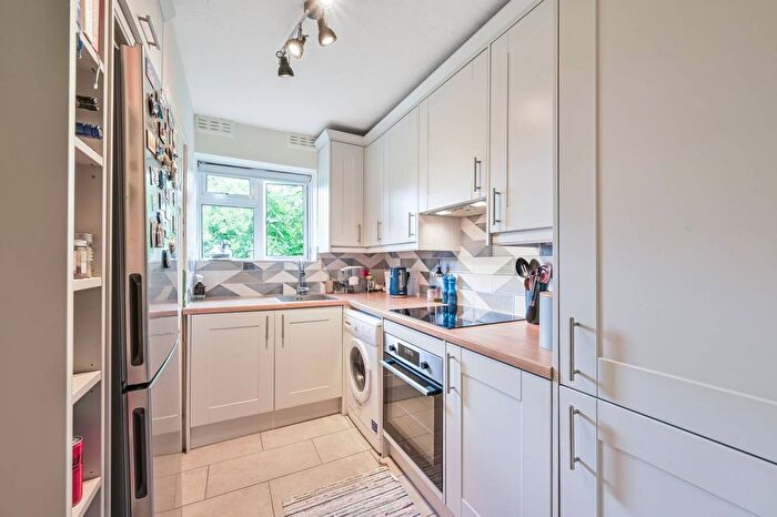1 Bedroom Flat To Rent In Burnbrae Close, West Finchley, London, N12