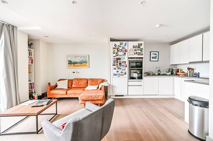 3 Bedroom Flat To Rent In Ivory House, Clove Hitch Quay, Battersea, London, SW11