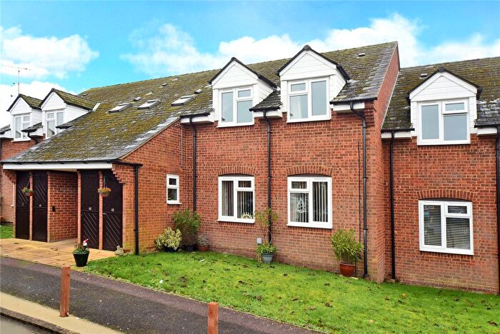 2 Bedroom Flat For Sale In Henbit Close, Tadworth, Surrey, KT20