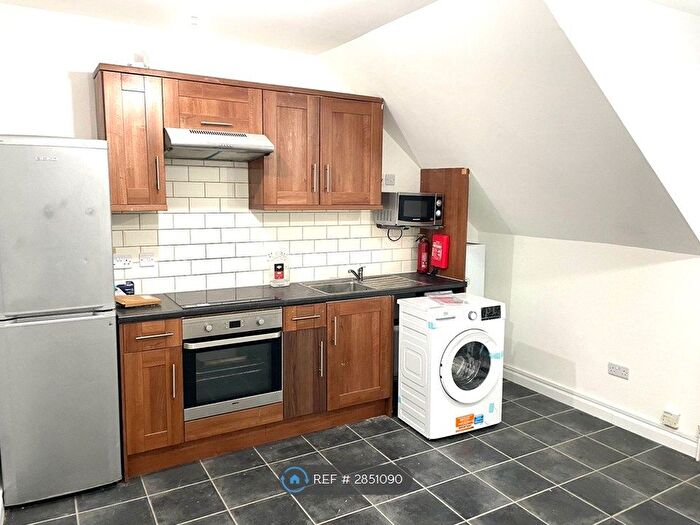 3 Bedroom Flat To Rent In Uxbridge Road, Hayes, UB4
