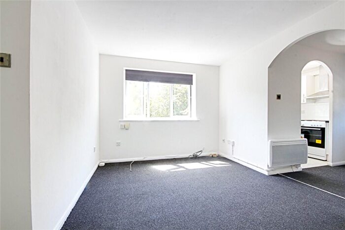 Flat To Rent In Streamside Close, Edmonton, N9