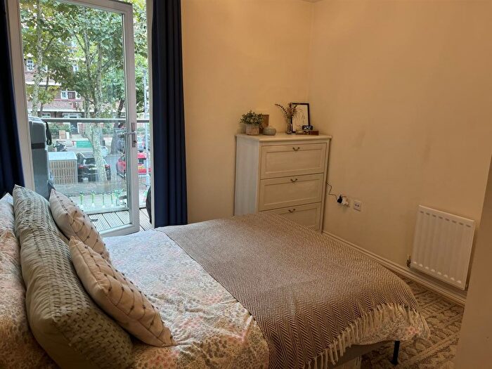 1 Bedroom Flat To Rent In Viridian Apartments, Battersea Park Road, SW8