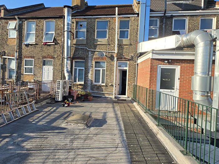 2 Bedroom Flat To Rent In High Road, IG1