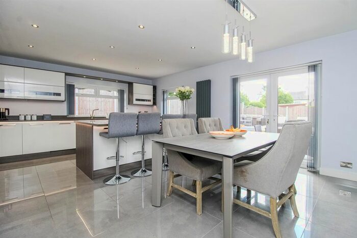 5 Bedroom Detached House For Sale In Partons Place, Lofthouse, Wakefield, WF3