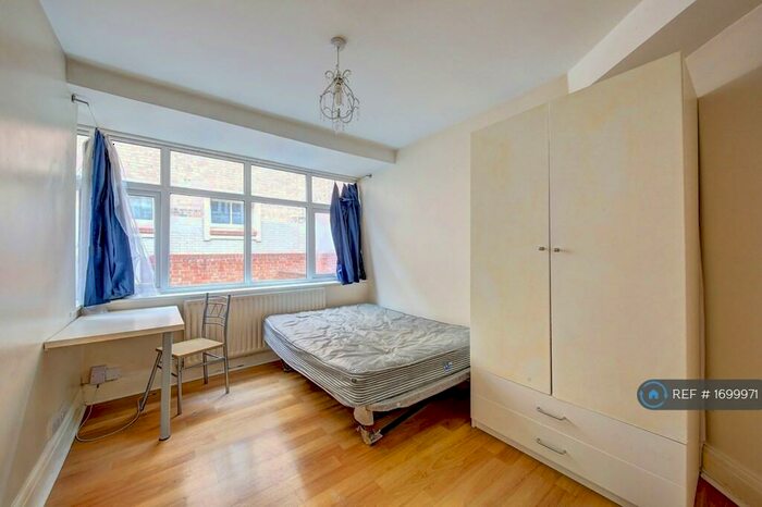 4 Bedroom Terraced House To Rent In Oaklea Passage, Kingston Upon Thames, KT1