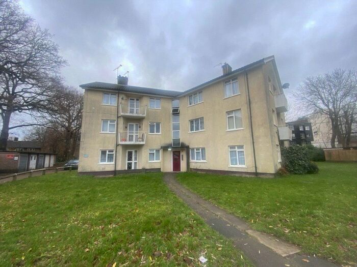 2 Bedroom Flat To Rent In Sunnymead, Crawley, West Sussex, RH11
