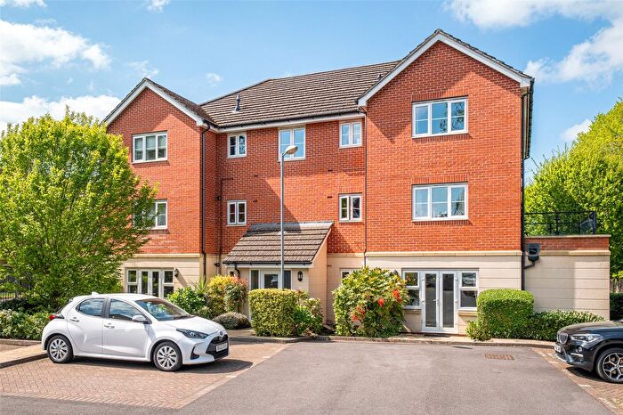 2 Bedroom Flat For Sale In Waterloo Road, Crowthorne, Berkshire, RG45
