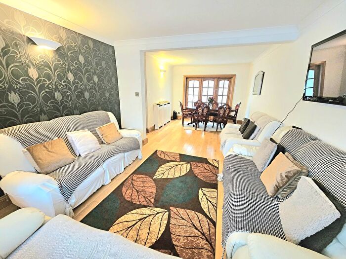 4 Bedroom Semi Detached House For Sale In Tavistock Avenue, Perivale, UB6