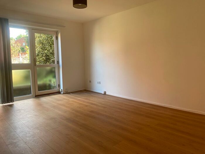 2 Bedroom Flat To Rent In Tudor Close, Highgate, N6