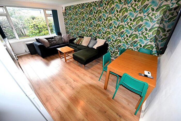 2 Bedroom Flat To Rent In The Poplars ( Bed), LS6