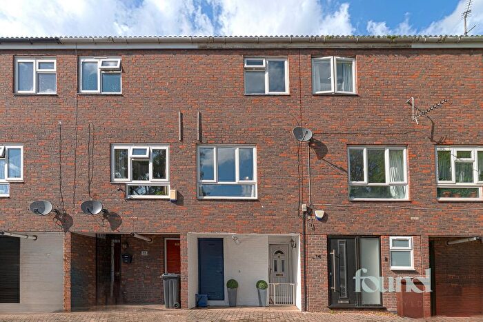 3 Bedroom Terraced House For Sale In Bletsoe Walk, Islington, N1