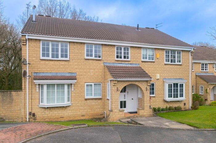 2 Bedroom Flat To Rent In Oakdene Drive, Leeds, LS17