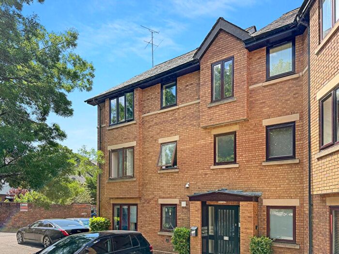 3 Bedroom Flat To Rent In Swan Court, Oxford, OX1