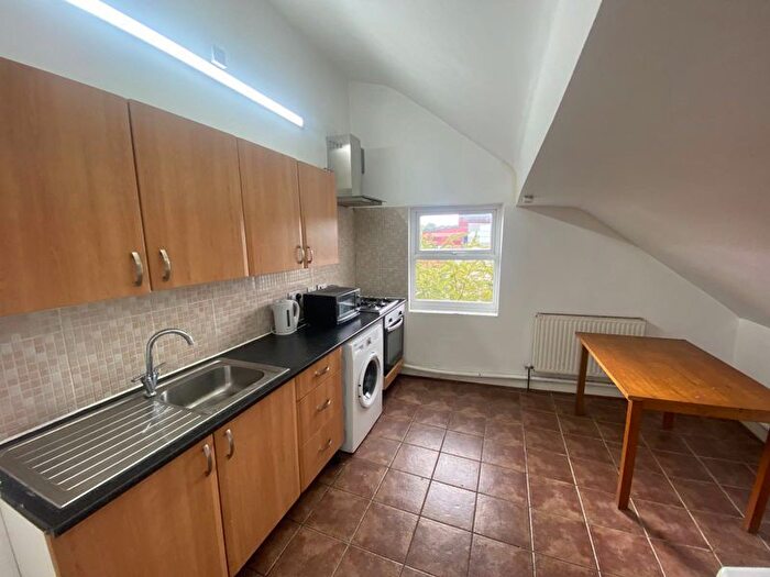 3 Bedroom Flat To Rent In Large Three Bed Flat, Earle Road, L7