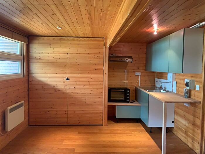 Studio To Rent In Carlton Drive, Barkingside, Clayhall, Hainult, Ig1