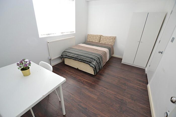 6 Bedroom Terraced House To Rent In Carbis Road, Limehouse, London, E14