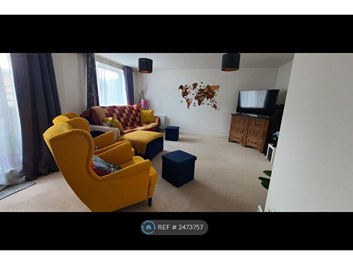 2 Bedroom Flat To Rent In Robinson Street, Bletchley, Milton Keynes, MK3