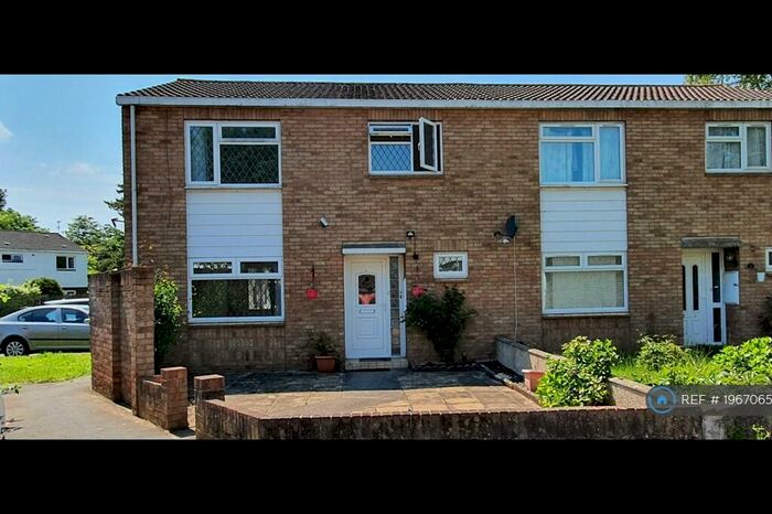 3 Bedroom Semi-Detached House To Rent In Whinchat Gardens, Bristol, BS16