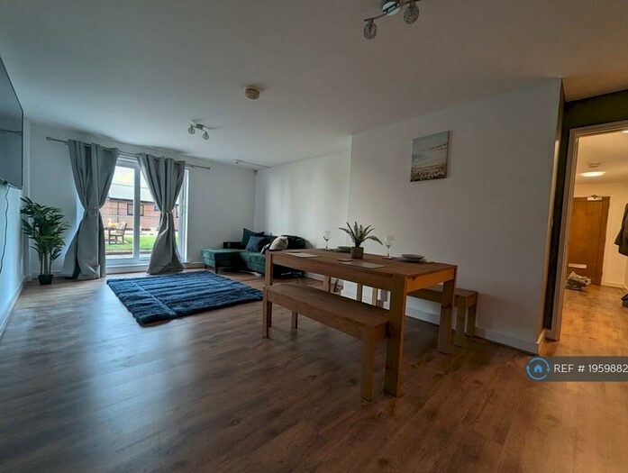 2 Bedroom Flat To Rent In Tower Court, Newcastle-Under-Lyme, ST5