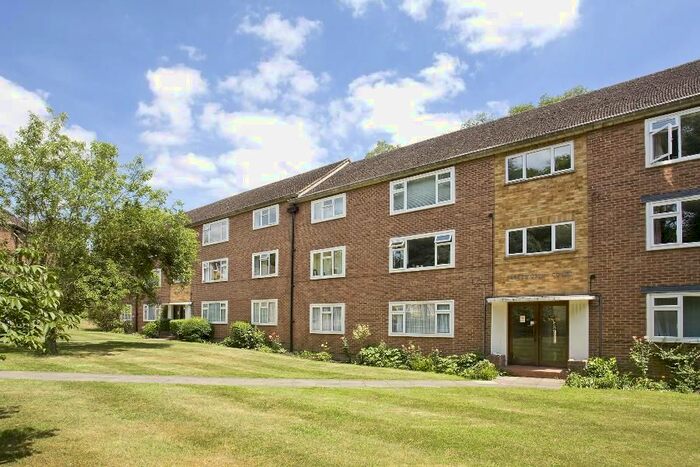 2 Bedroom Flat To Rent In Christchurch Road, Wentworth, Virginia Water, GU25