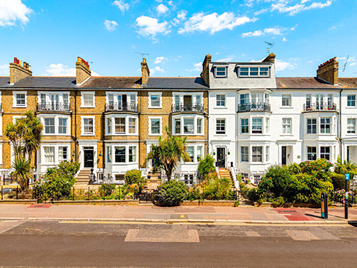 2 Bedroom Flat For Sale In Clifftown Parade, Southend-on-sea, SS1