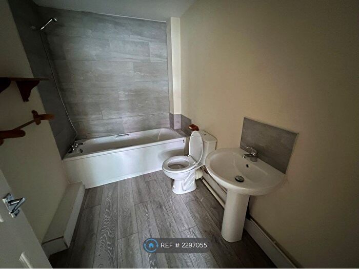 1 Bedroom Flat To Rent In Wellington Court, Grimsby, DN32