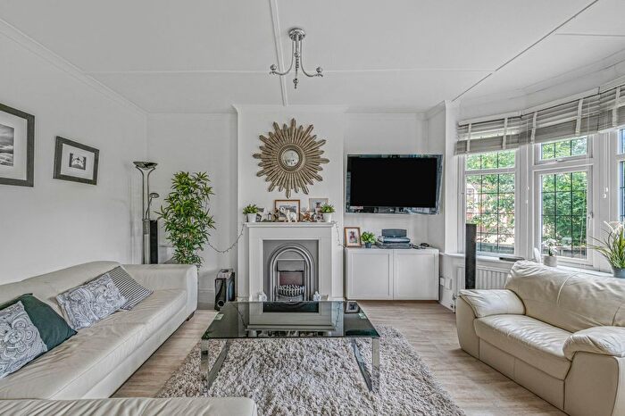 6 Bedroom Semi-Detached House For Sale In Hanworth Road, Whitton, TW4