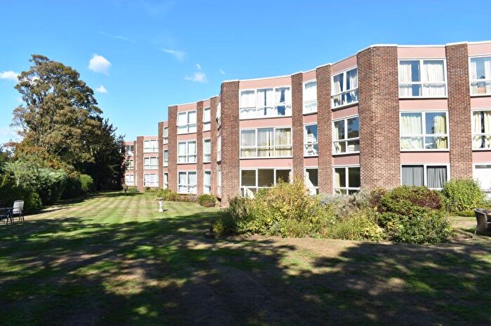 2 Bedroom Apartment For Sale In Parkside Court, Weybridge, KT13