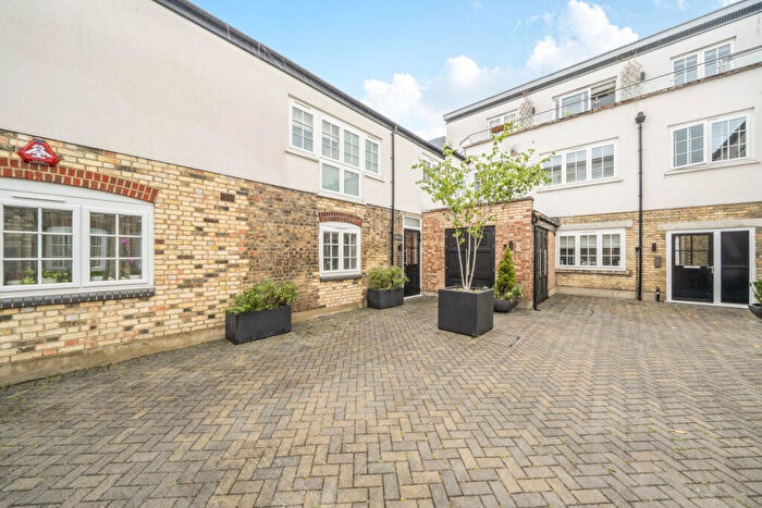 2 Bedroom Flat For Sale In Cornwall Avenue, London, N3