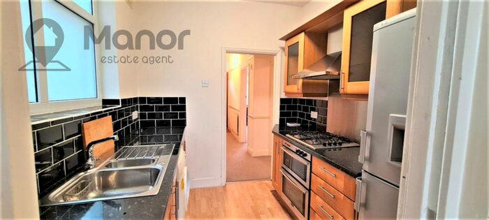 2 Bedroom Flat To Rent In St. Edwards Way, Romford, RM1