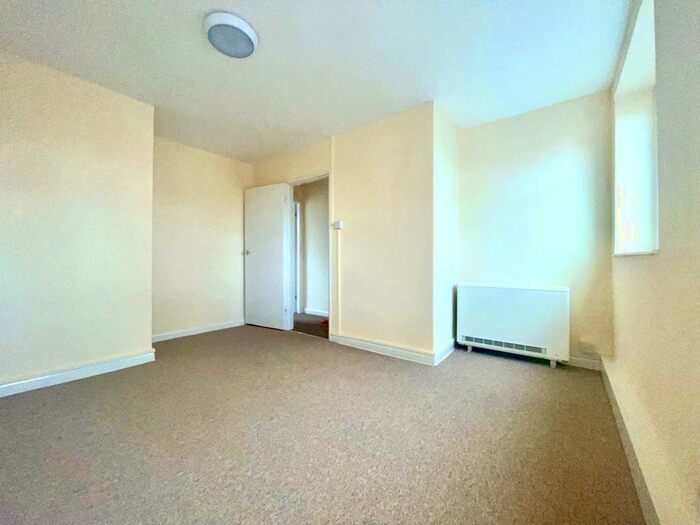 3 Bedroom Flat To Rent In Bethnal Green Road, E2