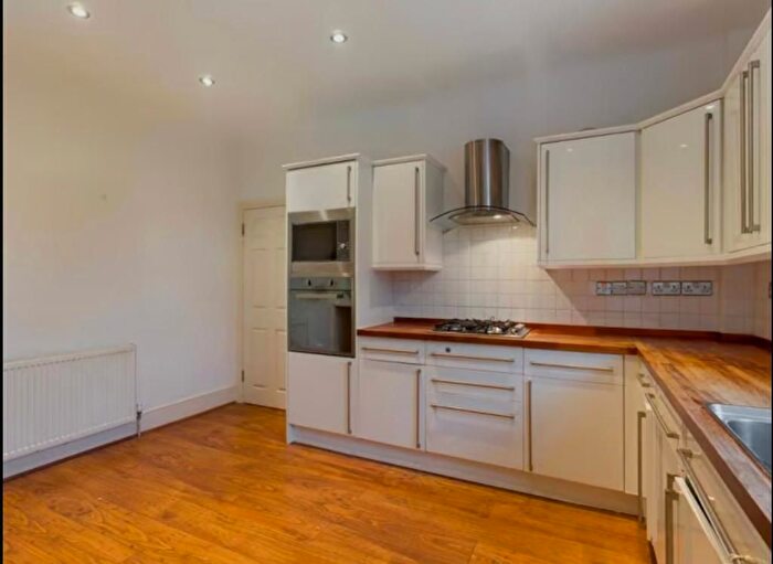 4 Bedroom Maisonette To Rent In Colmer Road, London, SW16
