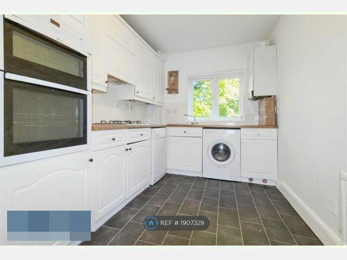 2 Bedroom Flat To Rent In Ensuite Loft Garage In Hadley Wood, Barnet, EN4