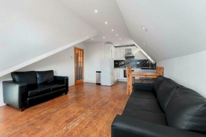2 Bedroom Flat To Rent In Bedford Hill, London, SW12